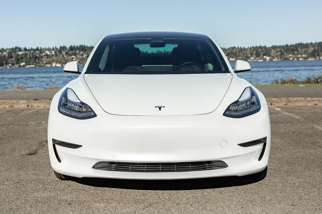 2018 Tesla Model 3 - Image 2 of 31