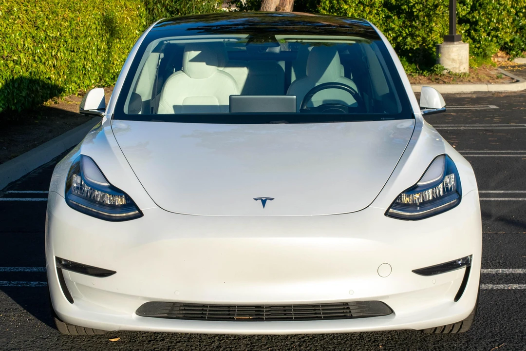 2018 Tesla Model 3 - Image 2 of 31