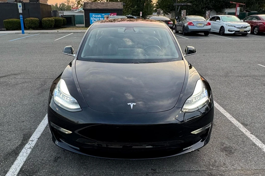 2018 Tesla Model 3 - Image 2 of 31