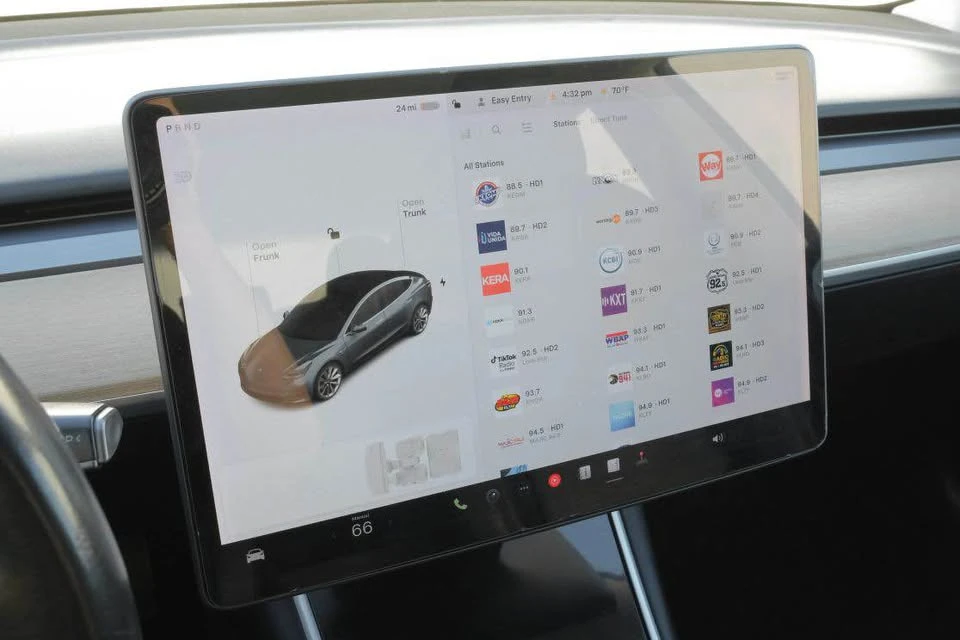 2018 Tesla Model 3 - Image 11 of 19