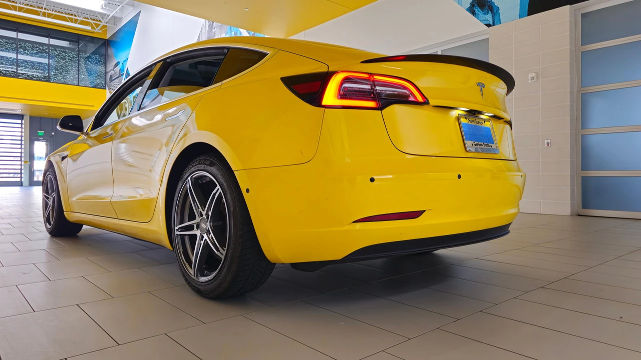 2018 Tesla Model 3 Performance - Image 18 of 31
