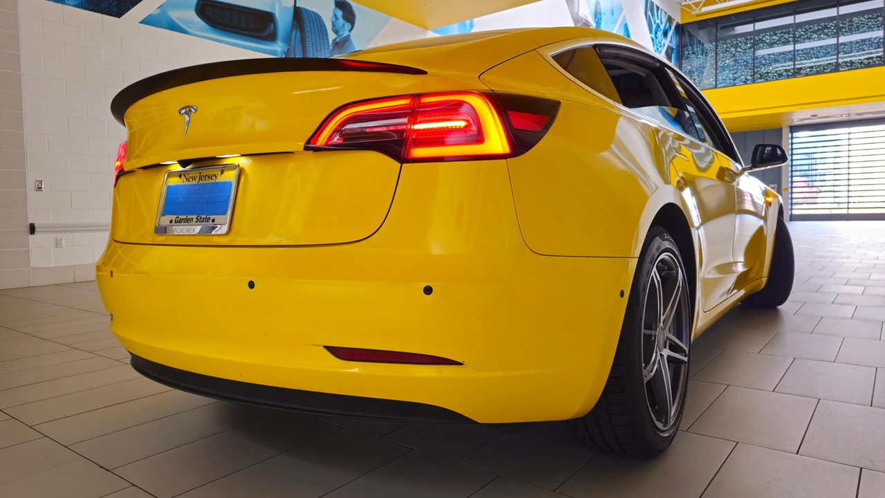 2018 Tesla Model 3 Performance - Image 24 of 31