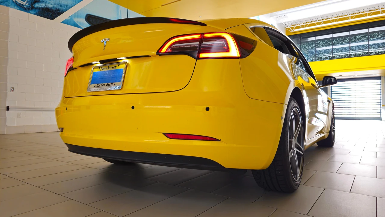 2018 Tesla Model 3 Performance - Image 25 of 31