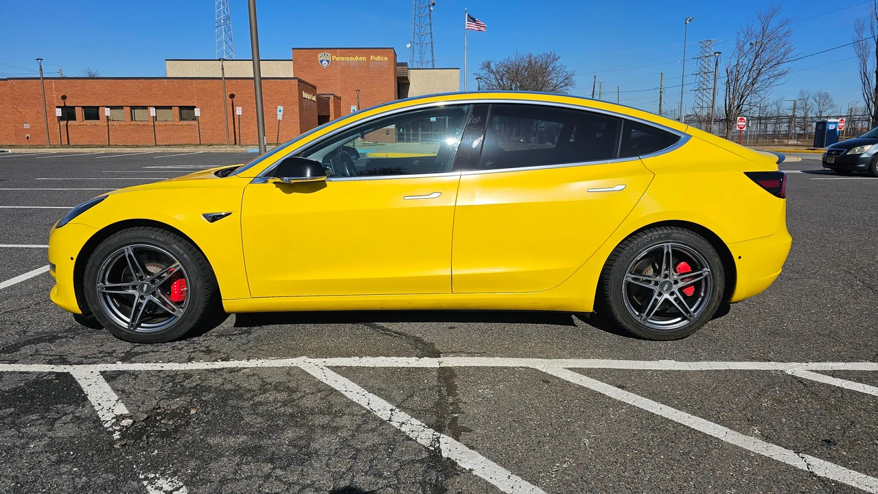 2018 Tesla Model 3 Performance - Image 16 of 31