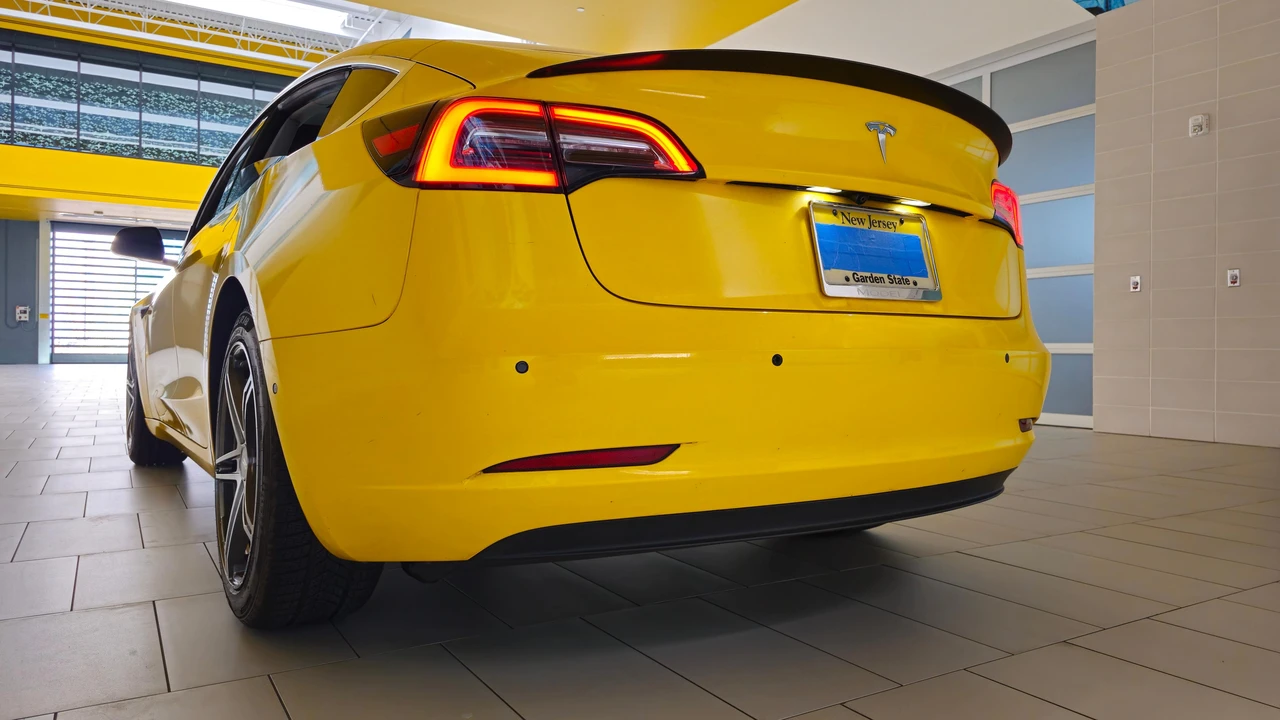 2018 Tesla Model 3 Performance - Image 21 of 31