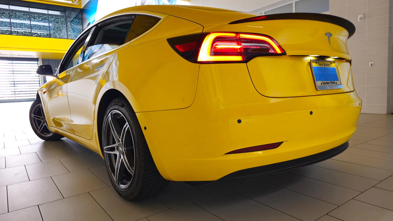 2018 Tesla Model 3 Performance - Image 19 of 31