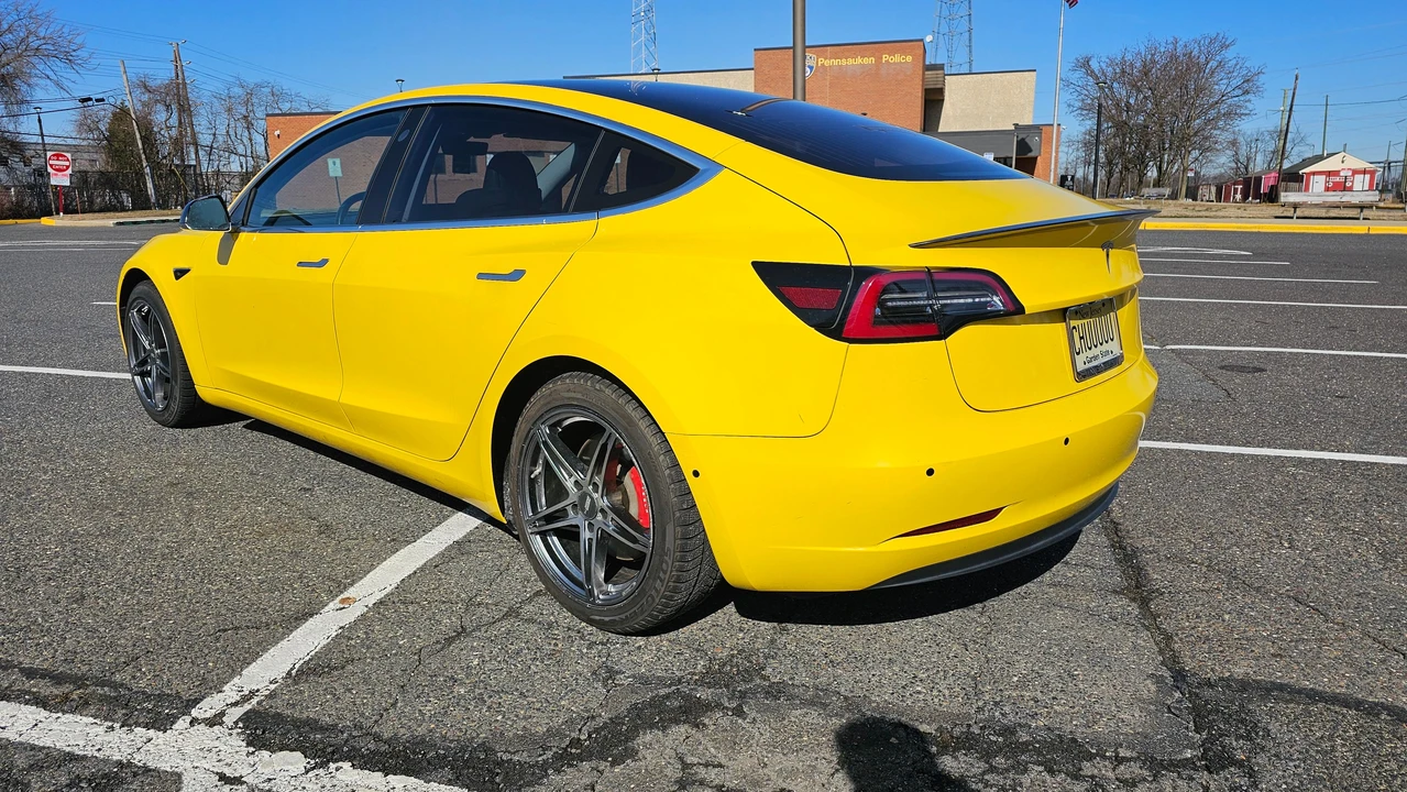 2018 Tesla Model 3 Performance - Image 17 of 31