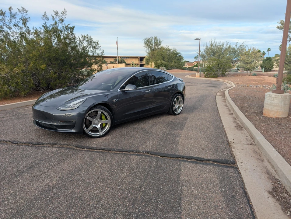 2018 Tesla Model 3 Performance - Image 9 of 31