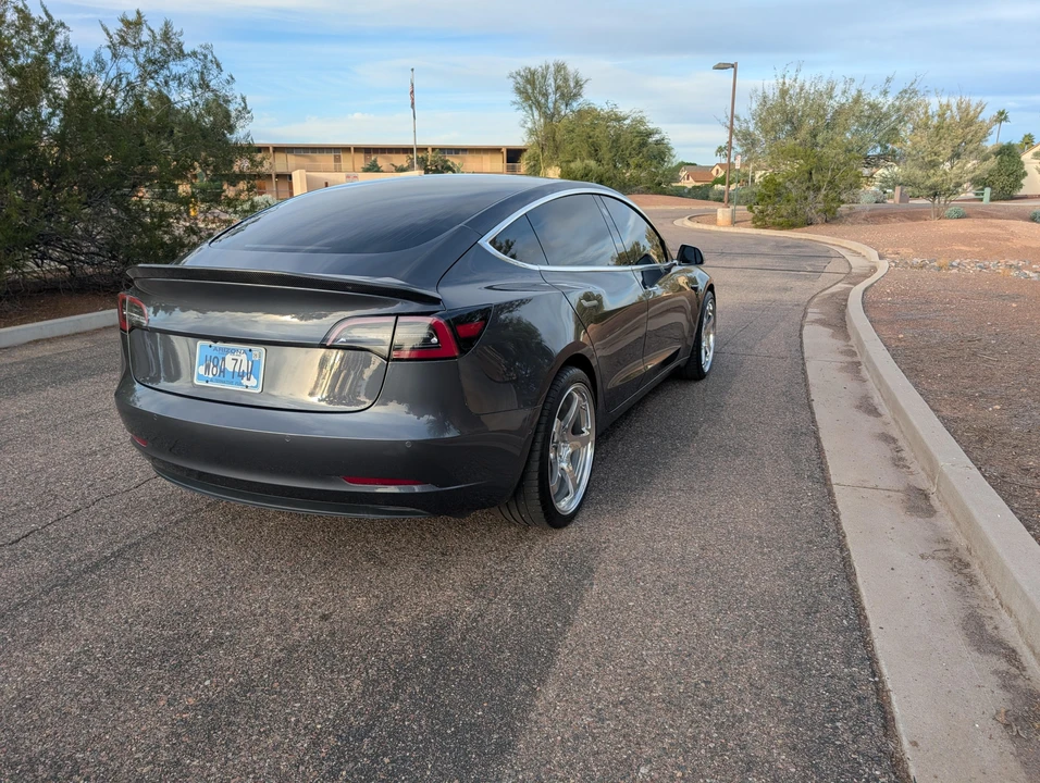 2018 Tesla Model 3 Performance - Image 14 of 31