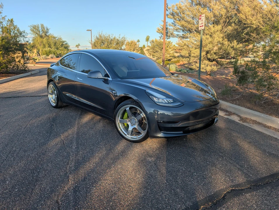 2018 Tesla Model 3 Performance - Image 16 of 31