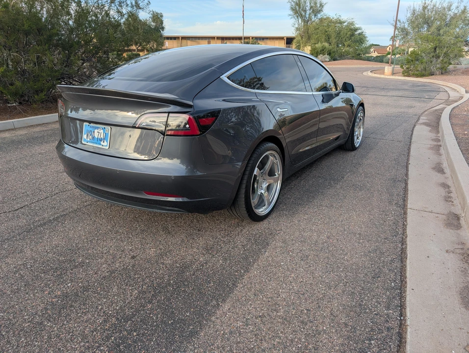 2018 Tesla Model 3 Performance - Image 15 of 31