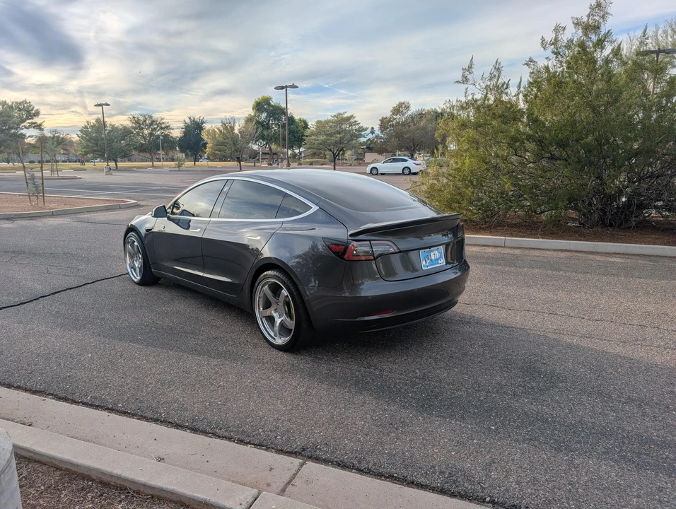 2018 Tesla Model 3 Performance - Image 11 of 31