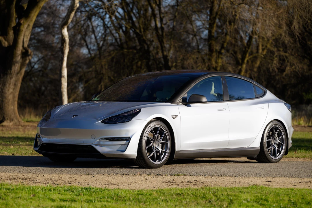 2018 Tesla Model 3 Performance - Image 8 of 31