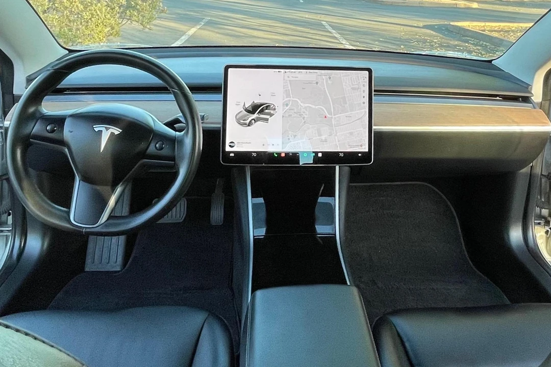 2018 Tesla Model 3 Performance - Image 28 of 31