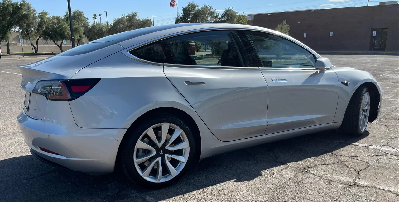 2018 Tesla Model 3 Performance - Image 13 of 31