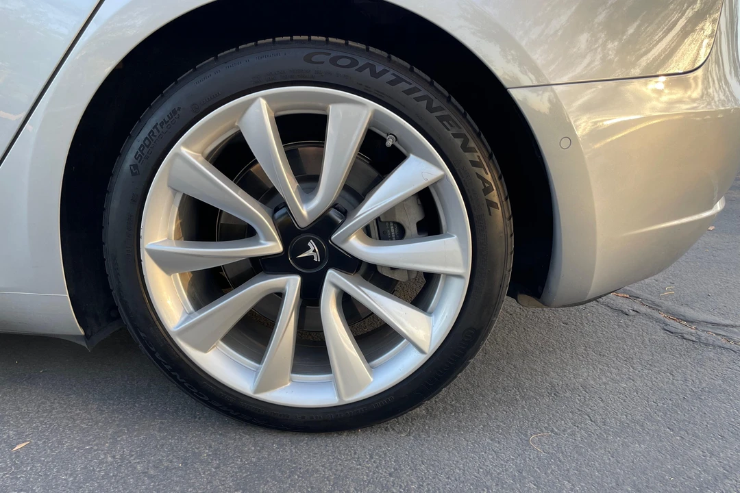 2018 Tesla Model 3 Performance - Image 25 of 31