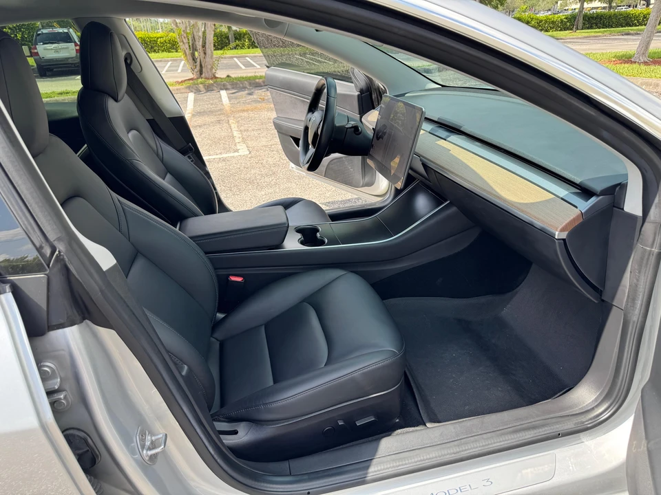 2018 Tesla Model 3 Performance - Image 28 of 31