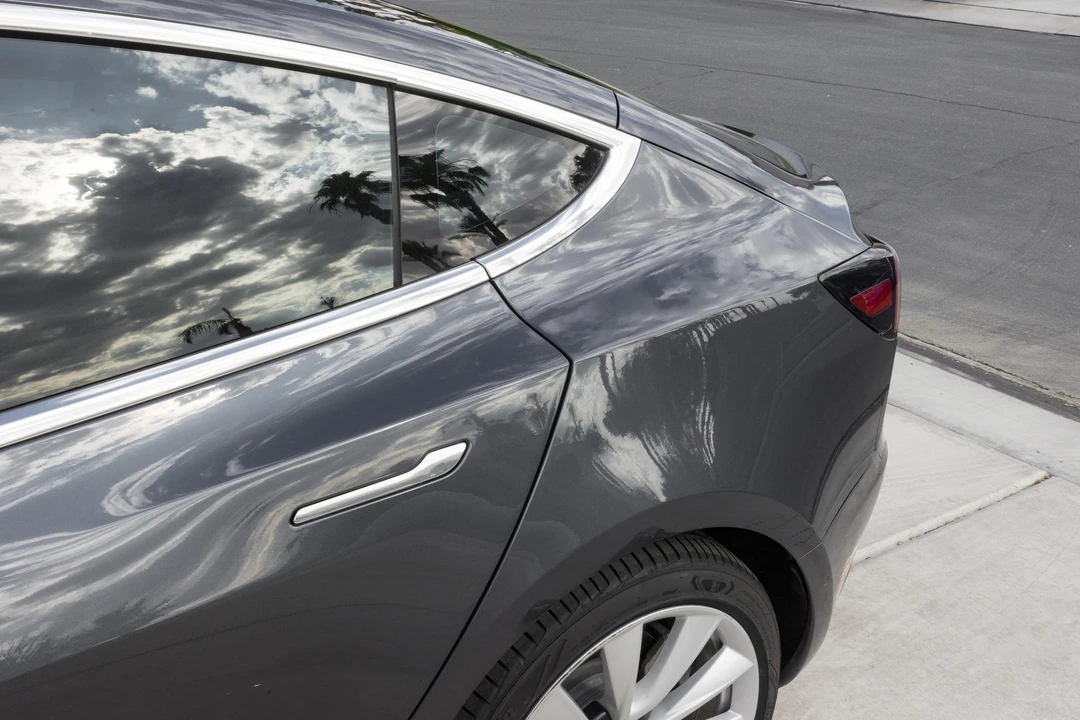 2018 Tesla Model 3 Performance - Image 24 of 31