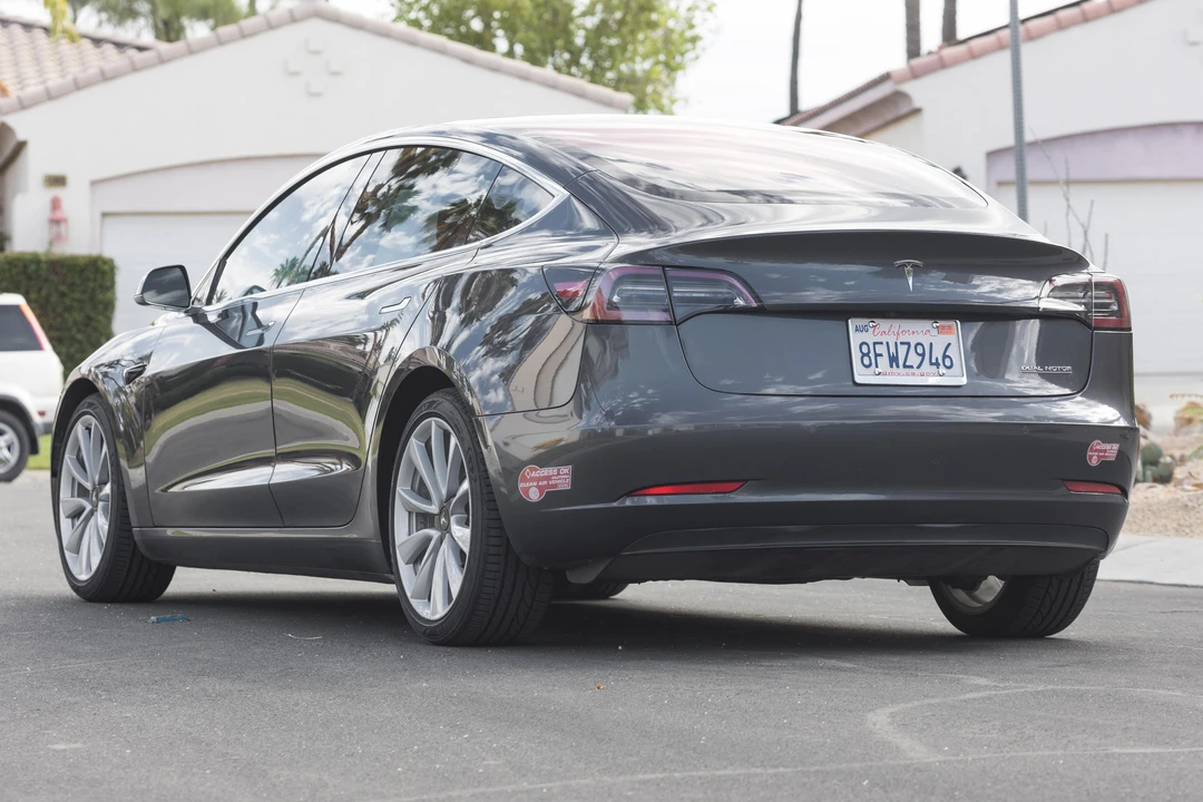 2018 Tesla Model 3 Performance - Image 8 of 31