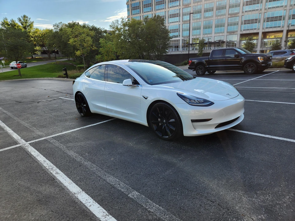 2018 Tesla Model 3 Performance - Image 15 of 31