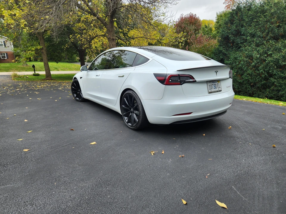 2018 Tesla Model 3 Performance - Image 9 of 31