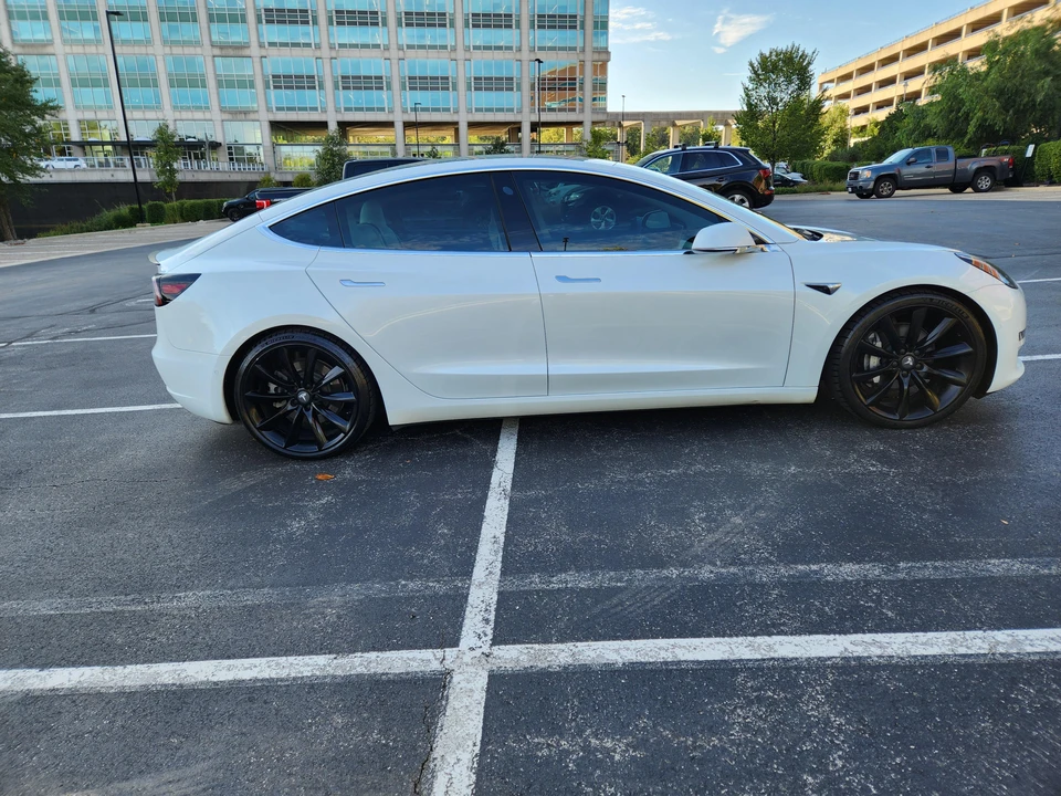 2018 Tesla Model 3 Performance - Image 14 of 31