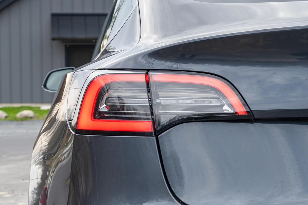 2018 Tesla Model 3 Performance - Image 20 of 31