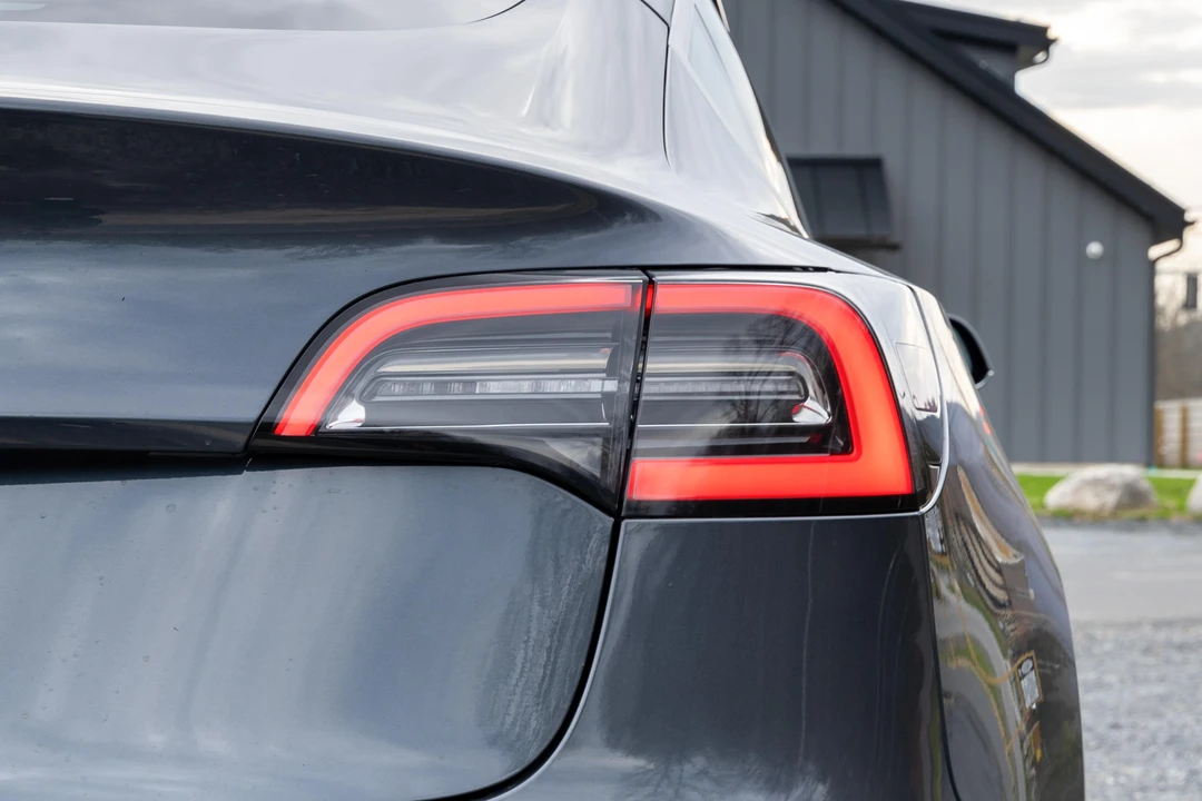 2018 Tesla Model 3 Performance - Image 23 of 31