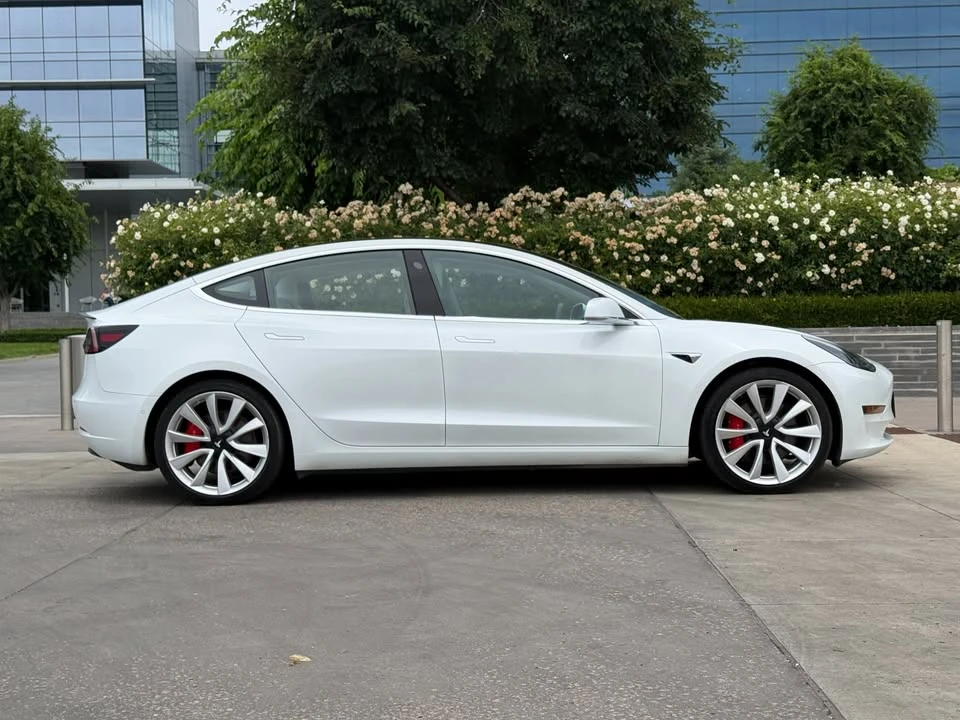 2018 Tesla Model 3 Performance - Image 5 of 17