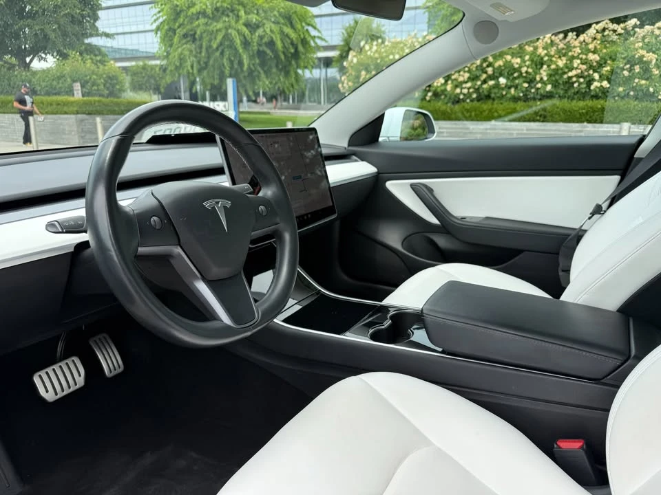 2018 Tesla Model 3 Performance - Image 15 of 17