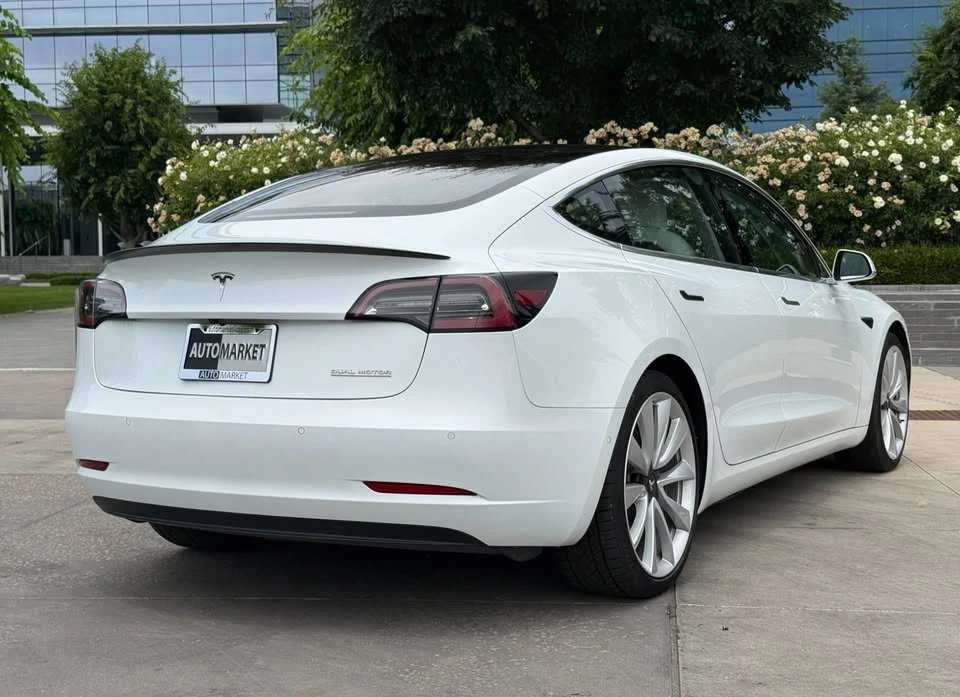 2018 Tesla Model 3 Performance - Image 6 of 17