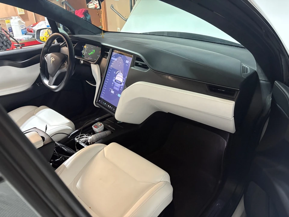 2018 Tesla Model X - Image 12 of 17