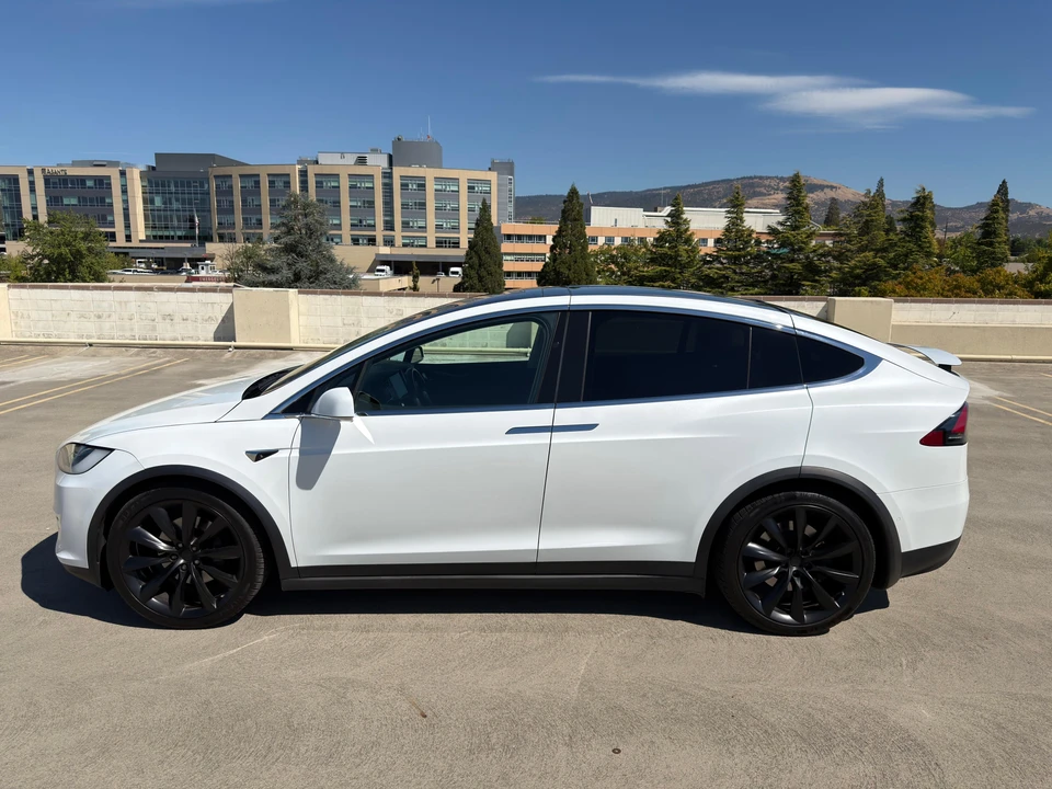 2018 Tesla Model X - Image 8 of 31