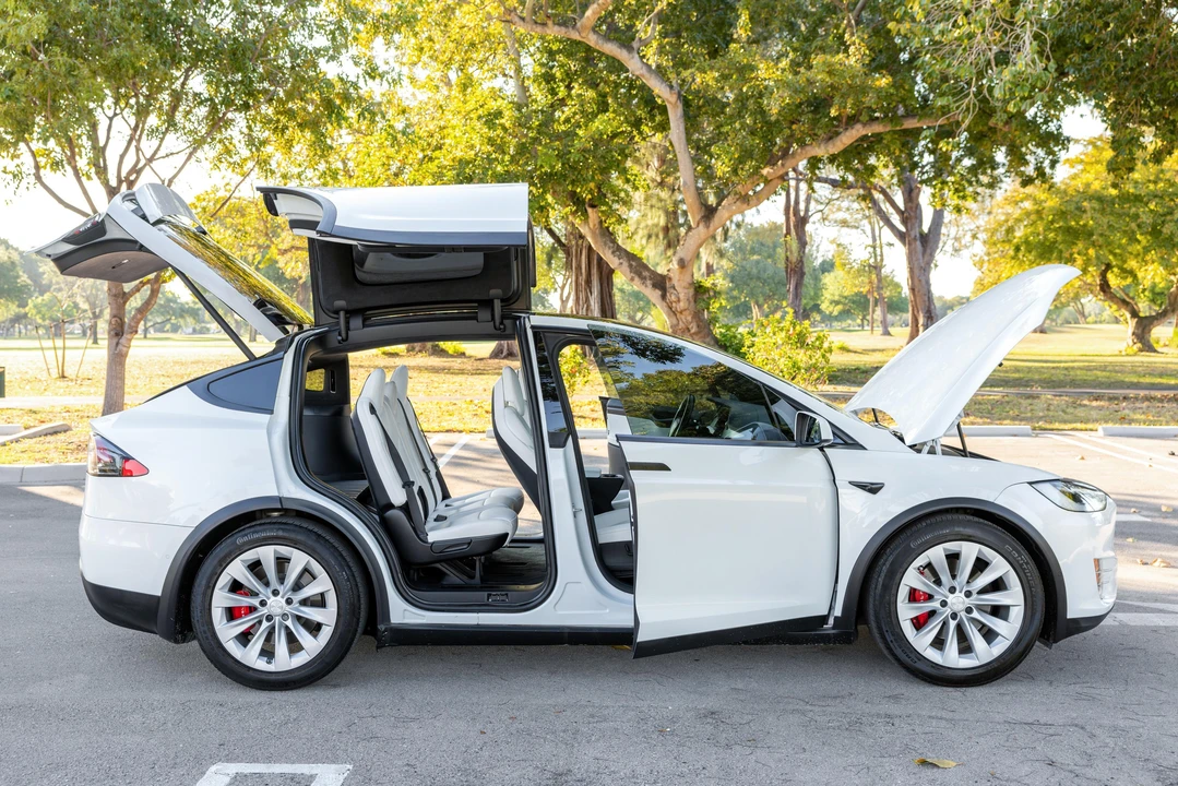 2018 Tesla Model X - Image 15 of 31