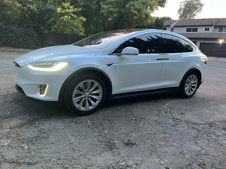 2018 Tesla Model X - Image 12 of 31