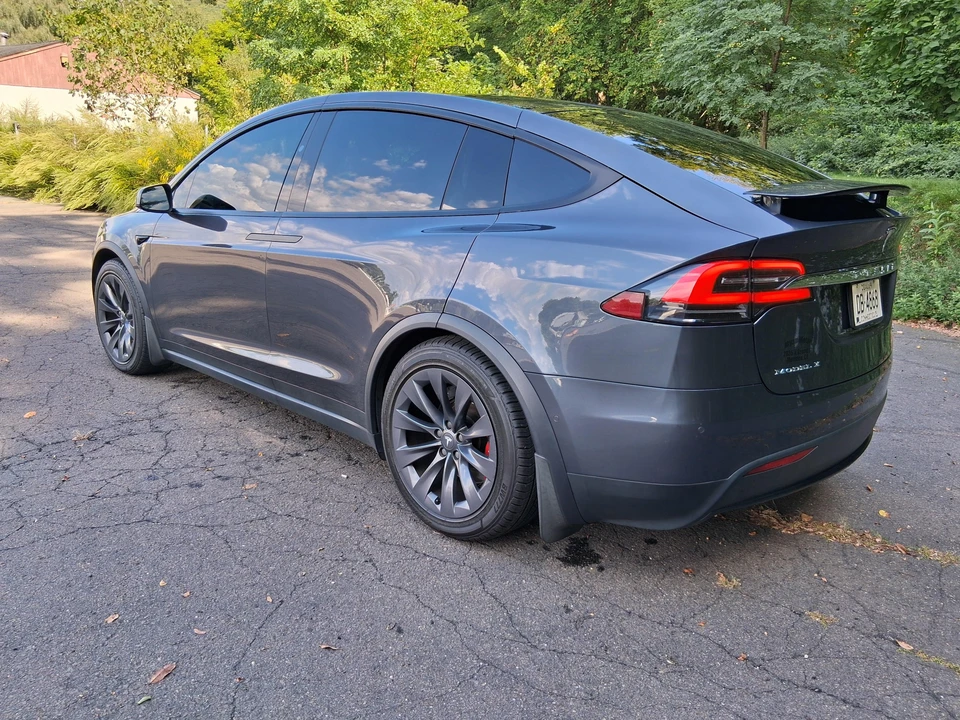 2018 Tesla Model X - Image 10 of 31