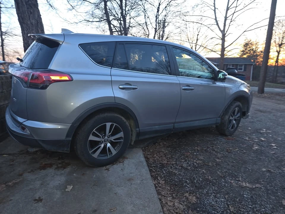 2018 Toyota RAV4 4th Gen - Image 4 of 12