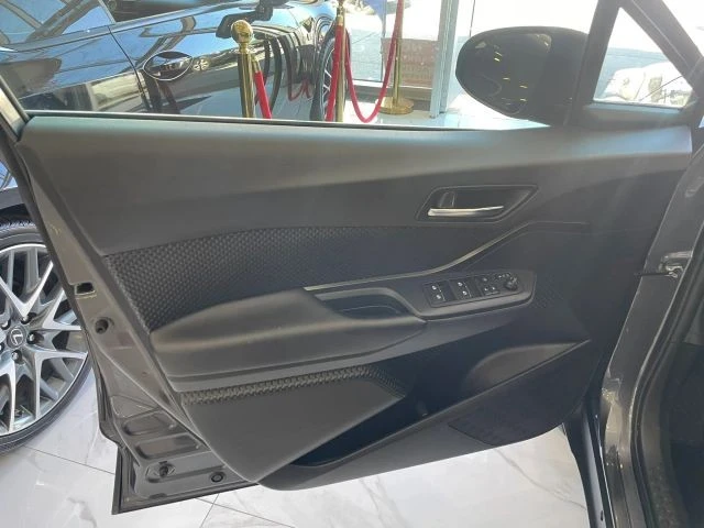 2018 Toyota C-HR - Image 8 of 31