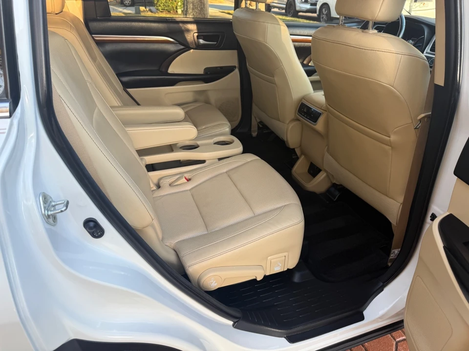 2018 Toyota Highlander - Image 18 of 21