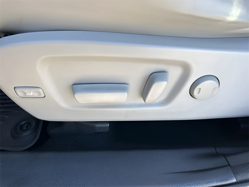 2018 Toyota Highlander - Image 10 of 21