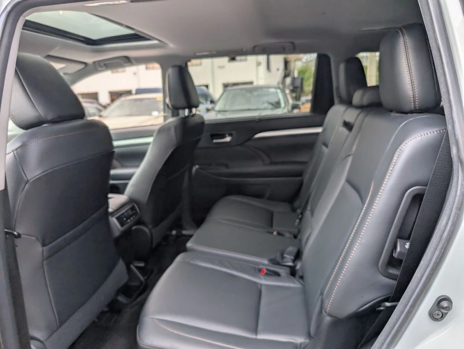 2018 Toyota Highlander - Image 12 of 21