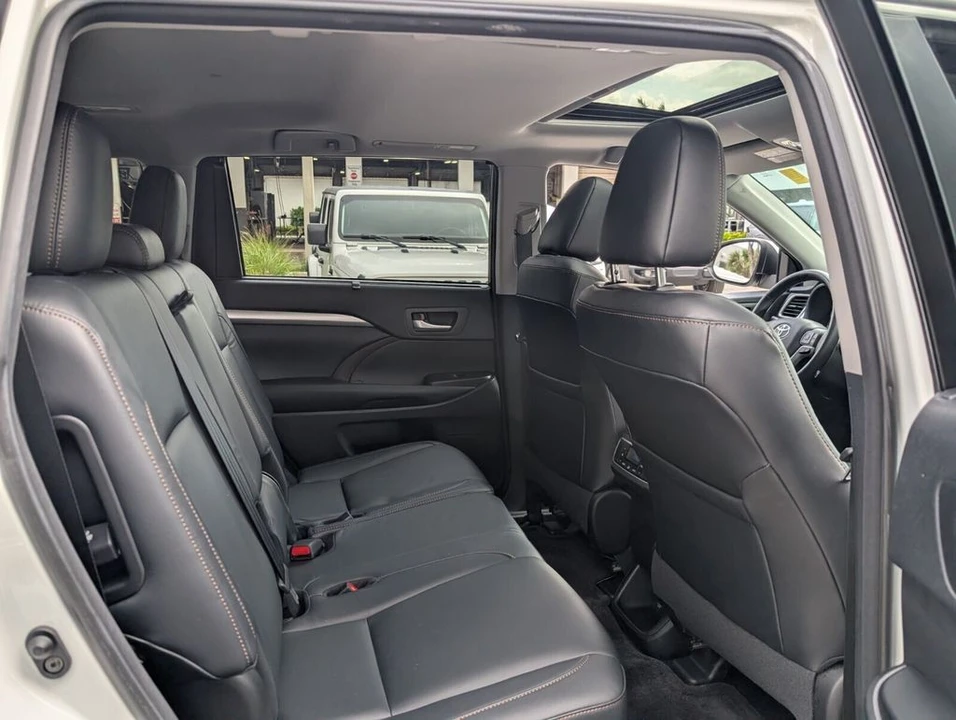 2018 Toyota Highlander - Image 16 of 21