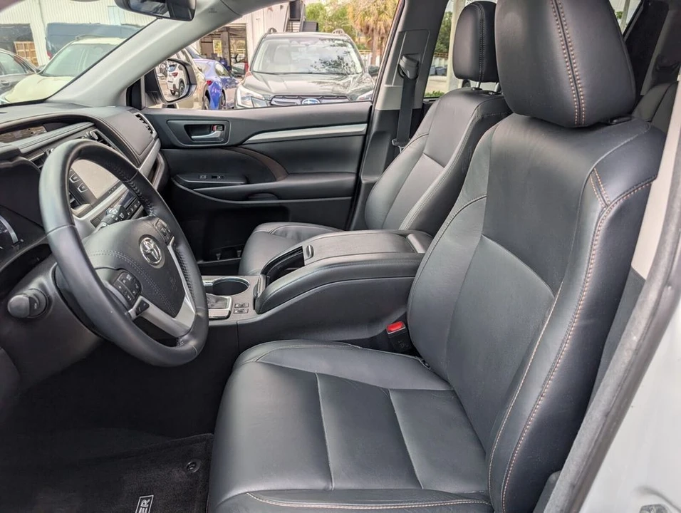 2018 Toyota Highlander - Image 10 of 21