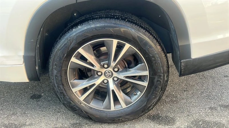 2018 Toyota Highlander - Image 11 of 12