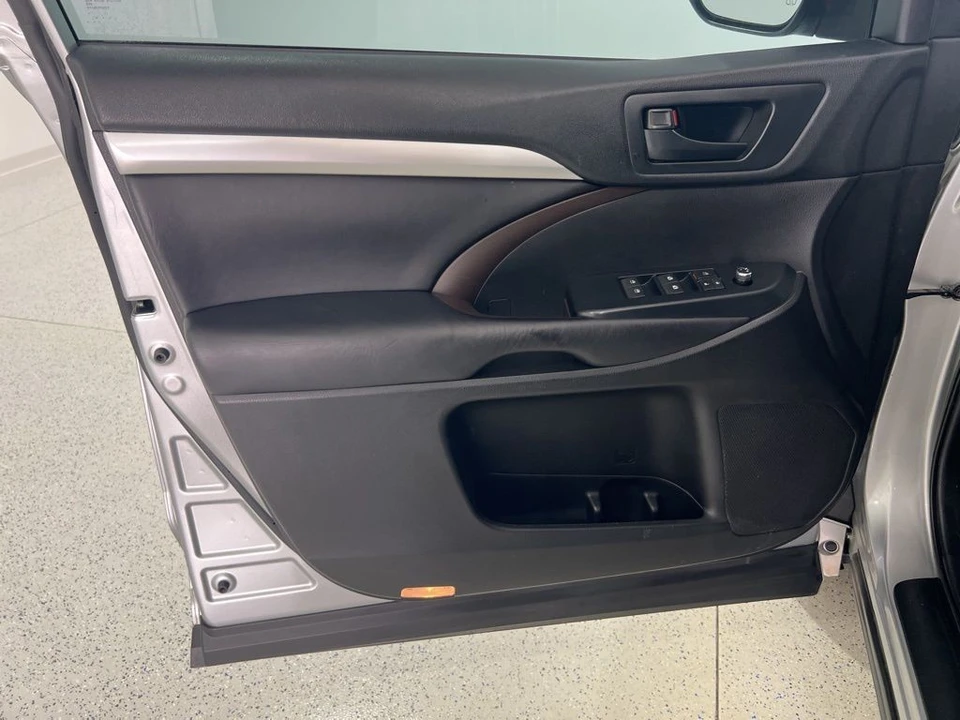 2018 Toyota Highlander - Image 18 of 21