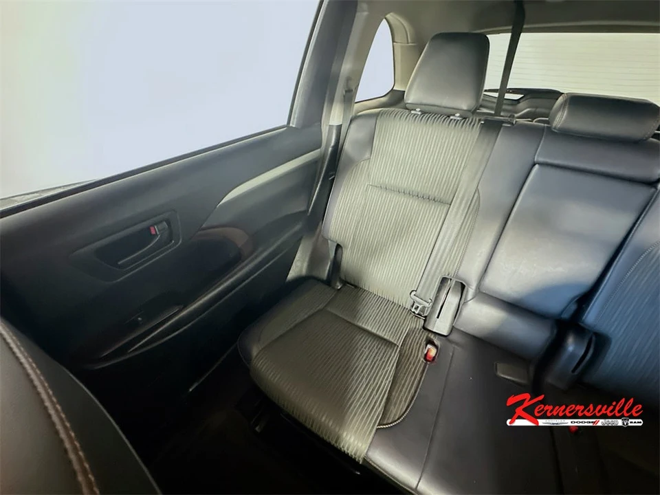 2018 Toyota Highlander - Image 12 of 21