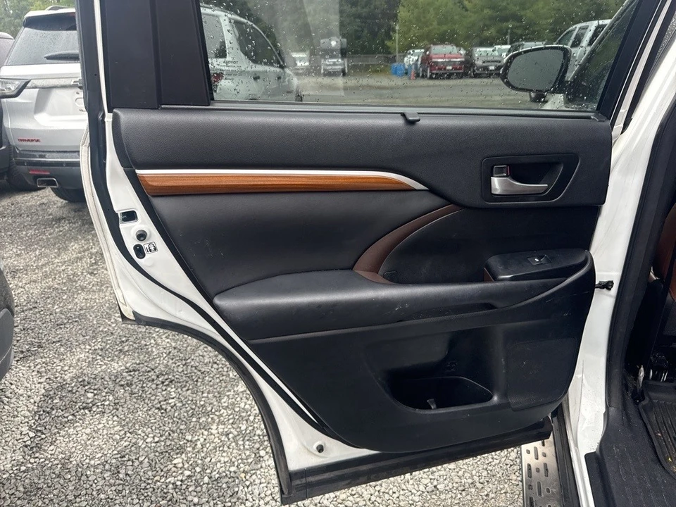 2018 Toyota Highlander - Image 18 of 21