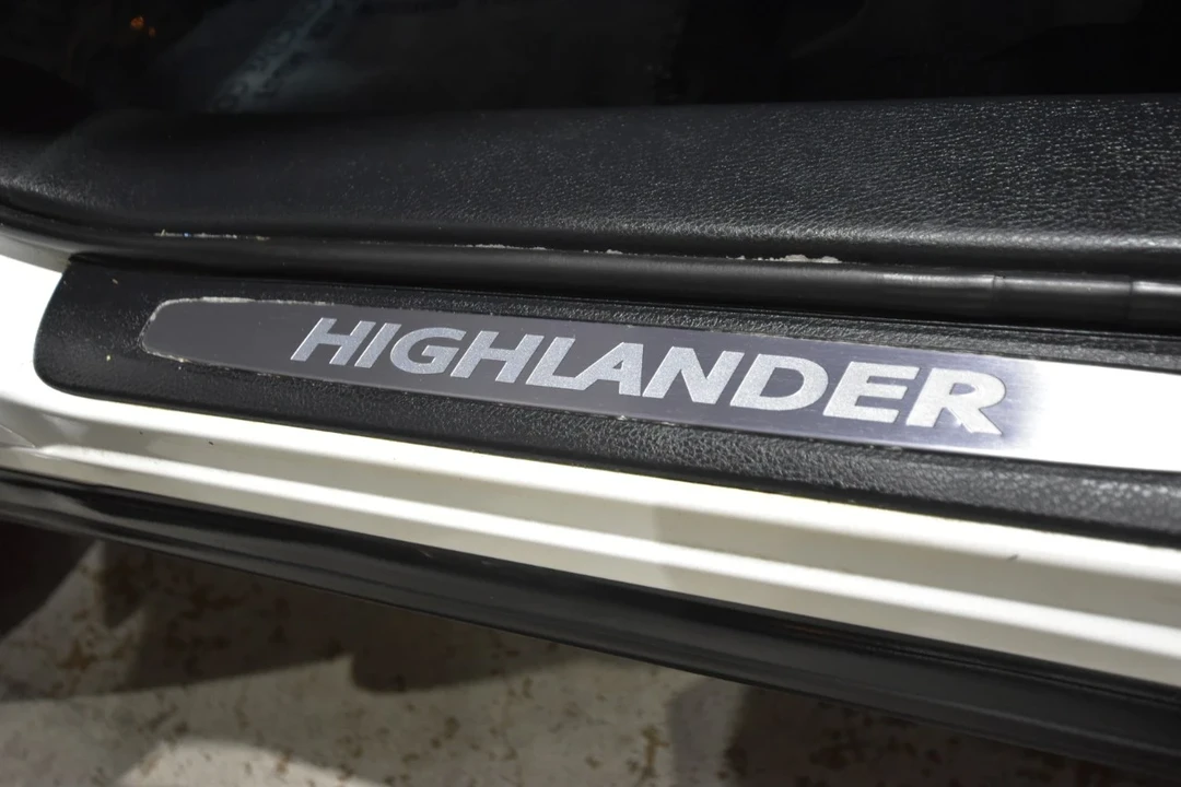 2018 Toyota Highlander - Image 15 of 21