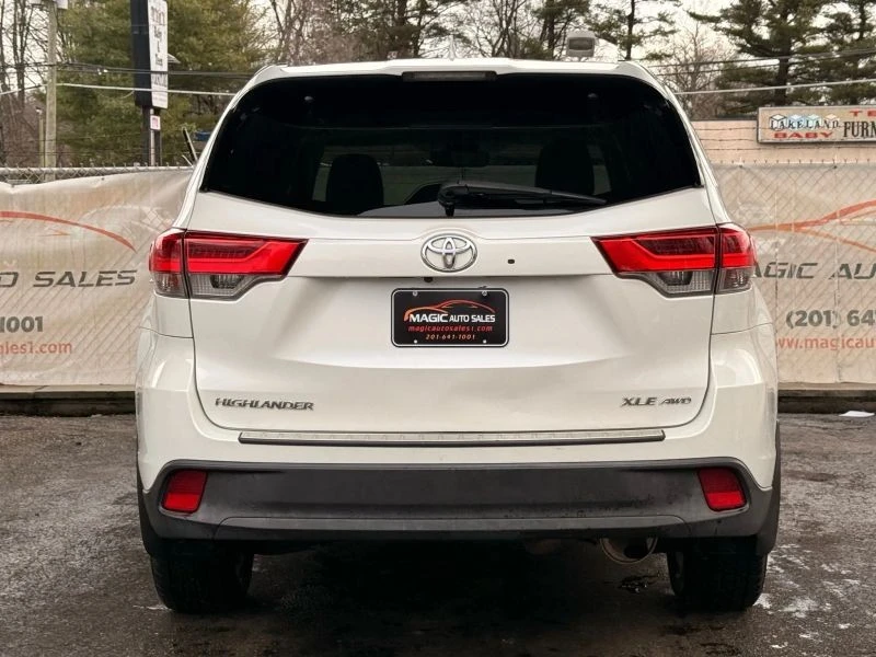 2018 Toyota Highlander - Image 10 of 12