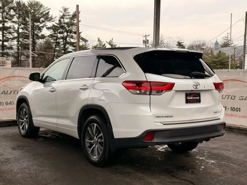 2018 Toyota Highlander - Image 11 of 12